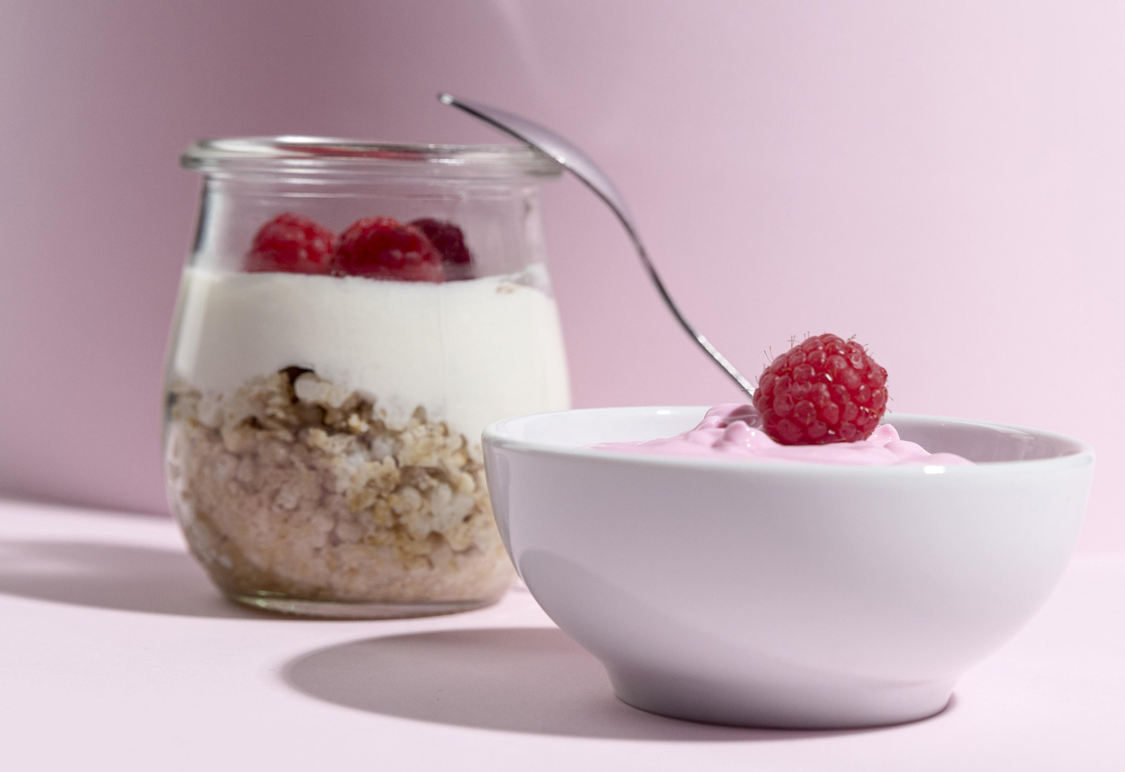 Yogur natural con frutas y granola casera